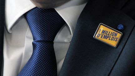 Le badge "1 million d'emplois" sur le costume du pr&eacute;sident du Medef, Pierre Gattaz, le 10 avril 2014, &agrave; Toulouse (Haute-Garonne). (PASCAL PAVANI / AFP)