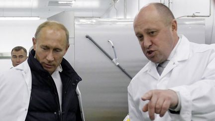 L'homme d'affaire Evguéni&nbsp;Prigojine et le président russe Vladimir Poutine dans une usine à Saint-Petersbourg, en septembre 2010.&nbsp; (ALEXEY DRUZHININ / SPUTNIK)