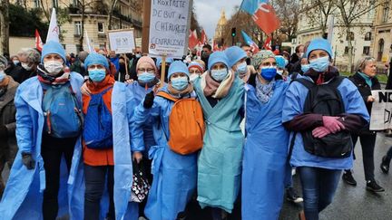 Des soignantes mayennaises manifestent à Paris pour la défense de l'hôpital public, le 4 décembre 2021. (FRANCE BLEU MAYENNE)