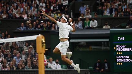 Roger Federer lors de son match contre&nbsp;Lorenzo Sonego à Wimbledon 2021, le 5 juillet 2021. (GLYN KIRK / AFP)