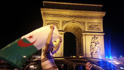 &nbsp; (La fête sur les Champs-Élysées pour célébrer la qualification de l'Algérie © RF/Anne Lamotte)