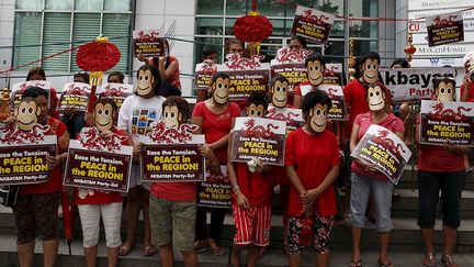 Devant le consulat de Chine à Makati près Manille, le 5 février 2016, les Philippins ont profité de l’approche du nouvel an chinois (8 février) placé sous le signe du Singe, pour manifester leur mécontentement. Dès la fin des années 90, cette partie de l'Asie, qui génère un tiers du trafic maritime mondial, est considérée comme un des huit points chauds de la planète en matière de risque de conflit armé. Quand la Chine a intensifié la construction d'îles artificielles, les Philippines ont déclaré que son attitude pourrait déboucher sur un conflit militaire. Mais Pékin rejette en bloc cette idée et appelle les Philippins à «respecter la souveraineté territoriale de la Chine». Manille est le seul pays à avoir saisi la justice internationale en déposant un recours contre l'Empire du Milieu auprès de la Cour permanente d’arbitrage de La Haye. La Chine a boycotté la procédure et nié toute autorité à la Cour dans ce dossier.  (REUTERS / Erik De Castro)