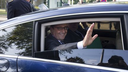 Fran&ccedil;ois Hollande le 11 septembre 2015 au centre d'&eacute;tudes du Ripault du CEA&nbsp;&agrave; Monts, pr&egrave;s de Tours (Indre-et-Loire). (PHILIPPE WOJAZER / AFP)