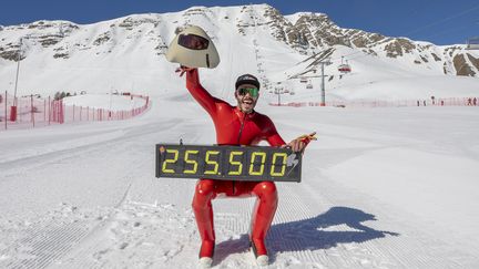 Le Français Simon Billy après avoir battu le record du monde de ski de vitesse, le 22 mars 2023. (SCALPFOTO)