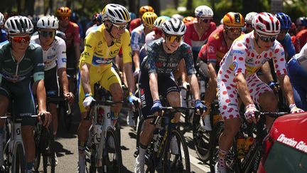 Mais qui est cet homme en jaune, qui décoche un sourire à Jonas Vingegaard ? Il s'agit bien de Romain Bardet, enfin porteur du maillot de leader sur le Tour de France, pour sa onzième et dernière participation à la Grande Boucle. Une tunique conquise grâce à sa victoire sur la première étape à Rimini (Italie) le 29 juin, bien aidé par son coéquipier Frank van den Broek. (SIPA)