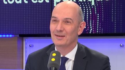 Roland Lescure, député LREM des Français d'Amérique du nord, était l'invité de Tout est politique, jeudi 9 novembre sur franceinfo.&nbsp; (FRANCEINFO / RADIOFRANCE)