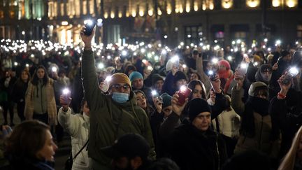 Des milliers de manifestants pro-UE marchent vers le Parlement géorgien, le 7 décembre 2024 à Tbilissi. (GIORGI ARJEVANIDZE / AFP)