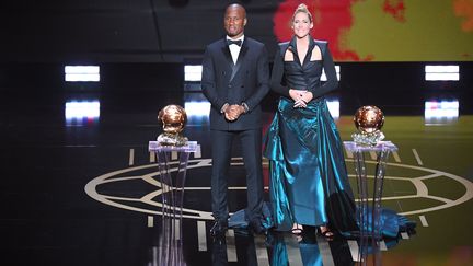 Didier Drogba et Sandy Heribert, lors de la cérémonie de remise des trophées Ballon d'Or.&nbsp; (REAU ALEXIS / L'EQUIPE)