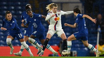 La Lyonnaise Ada Hegerberg, entourée de joueuses de Chelsea, en quart de finale retour de Ligue des champions, jeudi 30 mars. (JUSTIN TALLIS / AFP)