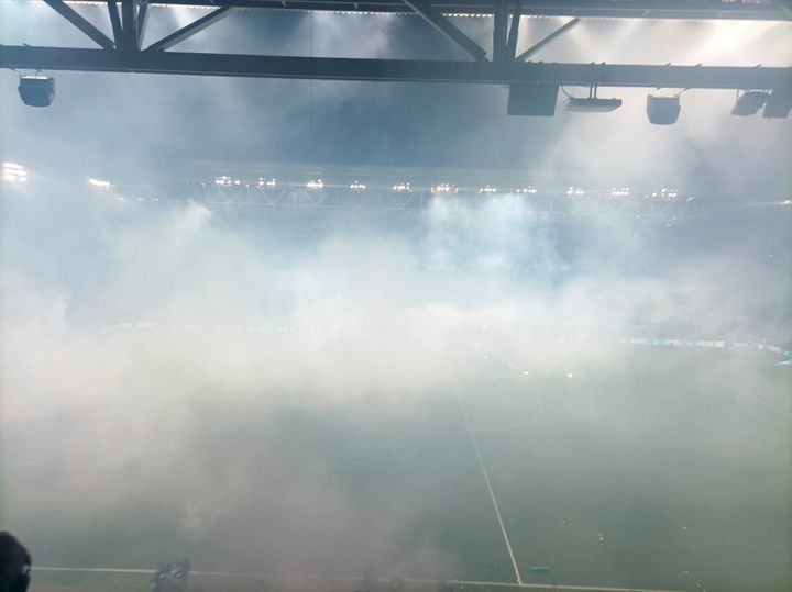 Le stade Geoffroy-Guichard plongé sous les nappes des gaz lacrymogènes, le 29 mai 2022. (Elio Bono / Franceinfo: sport)