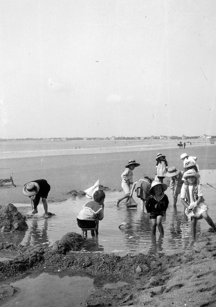 Un groupe d'enfants joue sur la plage de La Baule (Loire-Atlantique) en 1900. (LEEMAGE)