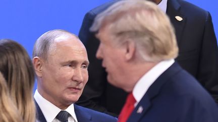 Le président russe Vladimir Poutine (à g.) et le président américain Donald Trump, le 30 novembre 2018. (SAUL LOEB / AFP)