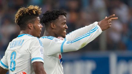 Les joueurs de l'OM&nbsp;Mario Lemina et&nbsp;Michy Batshuayi, le 23 ao&ucirc;t 2015 au Stade V&eacute;lodrome, &agrave; Marseille. (BERTRAND LANGLOIS / AFP)