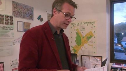 Les maires, élus préférés des Français, ont le blues. Pourquoi, malgré la confiance des Français, les édiles broient-ils du noir ? Rencontre avec l'un d'eux aux Molières, dans l'Essonne. (France 3)