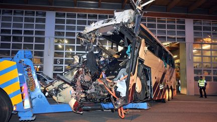 La carcasse du bus d&eacute;truit lors de l'accident qui a co&ucirc;t&eacute; la vie &agrave; 28 Belges, dont 22 enfants, le 13 mars 2012 &agrave; Sierre (Suisse). (SEBASTIEN FEVAL / AFP)