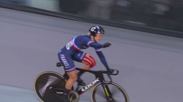 En toute maîtrise, Mathilde Gros s’impose facilement deux manches à zéro face à la Britannique Sophie Capewell en quarts de finale de la vitesse individuelle. La Française passe donc dans le dernier carré qui aura lieu vendredi sur le Vélodrome de Saint-Quentin-en-Yvelines. Elle affrontera l'Allemande Emma Hinze.