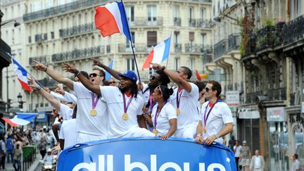 Devant la gare du Nord, trois bus &agrave; imp&eacute;riale attendaient les athl&egrave;tes fran&ccedil;ais. Destination : les Champs-Elys&eacute;es.&nbsp; (MEHDI FEDOUACH / AFP)