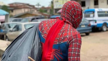 &nbsp;Jonathan Olanlokun, déguisé en Spiderman ramasse des déchets à&nbsp;Osogbo (Nigéria) sur son compte Instagram. (CAPTURE D'ECRAN)