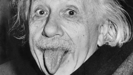 Le physicien Albert Einstein tire la langue&nbsp;aux photographes à l'occasion de son 72e anniversaire, le 14 mars 1951. (ARTHUR SASSE / UPI via AFP)