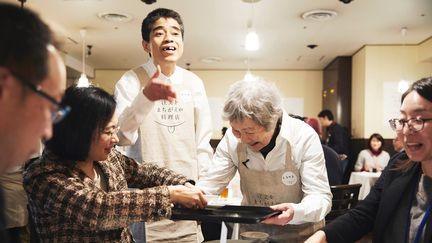 Au Japon, "le café des commandes erronées" emploie des personnes atteintes de démence. (capture d'écran Facebook)