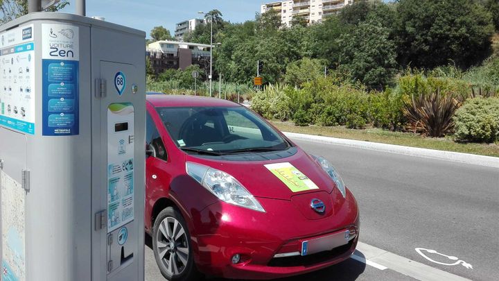 Une borne de recharge pour voiture électrique.&nbsp; (Philippe Reltien / RADIOFRANCE)