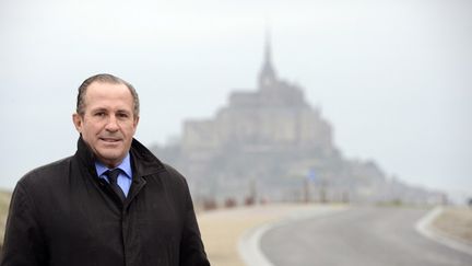 Eric Vannier pose devant le Mont-Saint-Michel, dont il est maire, le 28 avril 2012.&nbsp; (DAMIEN MEYER / AFP)