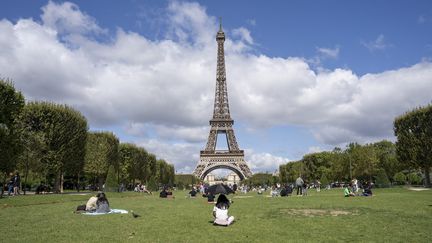 La Tour Eiffel, au parc du Champ-de-Mars à Paris le 6 août 2023. (ANTOINE BOUREAU / HANS LUCAS)