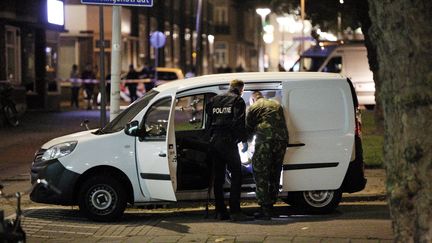 La police inspecte une camionnette après l'annulation d'un concert à Rotterdam, mercredi 23 août 2017. Le conducteur a été entendu avant d'être relâché, le lendemain. (ARIE KIEVIT / ANP)