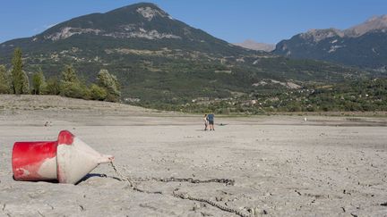 Par endroits, lac de Serre-Ponçon, dans les Hautes-Alpes,&nbsp;se retrouve&nbsp;à sec à cause de la sécheresse, le 12 août 2022. (STEVEN WASSENAAR / HANS LUCAS / AFP)