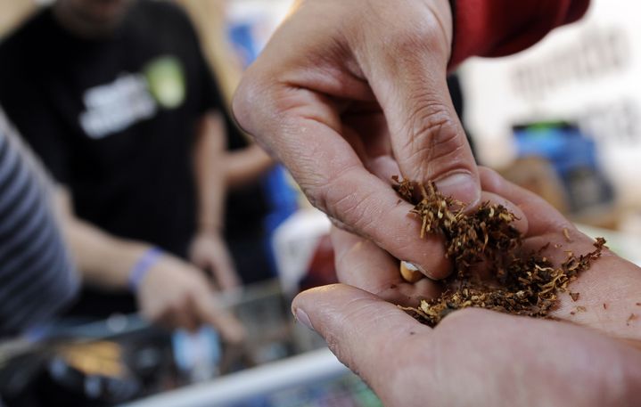 Un homme pr&eacute;pare un joint en m&eacute;langeant de la r&eacute;sine de cannabis avec du tabac, &agrave; Leganes, pr&egrave;s de Madrid (Espagne), le 30 octobre 2009. (JAVIER SORIANO / AFP)