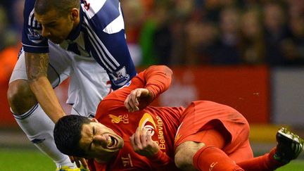 Luis Suarez accroché par Steven Reid (ANDREW YATES / AFP)