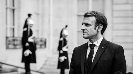 Emmanuel Macron lors d'une rencontre avec le président de la Lituanie, le 30 novembre 2021, à l'Elysée.&nbsp; (XOSE BOUZAS / HANS LUCAS / AFP)