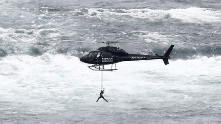 Une acrobate suspendue par la bouche au-dessus des chutes du Niagara