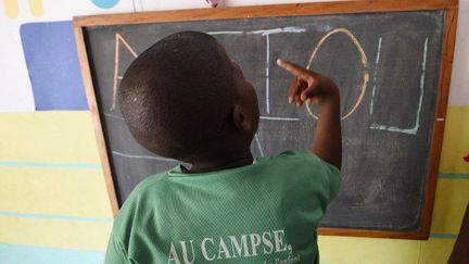 Un enfant autiste dans une salle de classe au Centre d'Action Psycho-Sociale d'Enfants (CAMPSE) à Abidjan, le 13 avril 2018. (Sia KAMBOU / AFP )