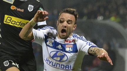 Le milieu lyonnais Mathieu Valbuena chute lors du match Lyon-Angers, le 5 décembre 2015.&nbsp; (JEAN-PHILIPPE KSIAZEK / AFP)