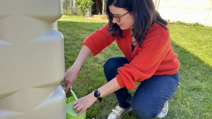 Suzie, habitante d'Ingré, a installé son récupérateur d'eau mi-avril pour arroser son potager de tomates, courgettes ou framboises. (ADEL BELOUMRI / RADIO FRANCE)