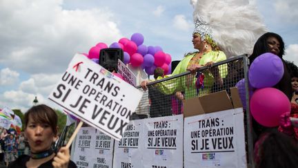 Si la Gay Pride&nbsp;s'appelle d&eacute;sormais Marche des fiert&eacute;s, c'est parce qu'elle lutte contre toutes les discriminations li&eacute;es &agrave; l'identit&eacute; et l'orientation sexuelle et d&eacute;fend donc les droits des personnes transgenres et transsexuelles. (REVELLI-BEAUMONT / SIPA)