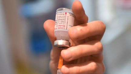 Un pharmacien prépare une dose de vaccin contre le Covid-19 développé par le laboratoire Moderna, le 4 juin 2021 à Paris. (STEPHANE DE SAKUTIN / AFP)