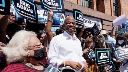 À&nbsp;New York (Etats-Unis), mardi 22 juin, les habitants votent pour choisir le prochain candidat démocrate à la mairie. Le favori est Eric Adams, un ancien policier noir, victime de violences policières.&nbsp; (CAPTURE ECRAN FRANCE 2)