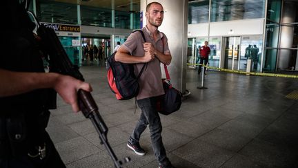 Un&nbsp;voyageur marche devant l'aéroport d'Istanbul, touchée par une triple attaque-suicide, le 27 juin 2016. (OZAN KOSE / AFP)