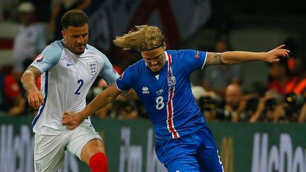 L'Anglais Kyle Walker et l'Islandais&nbsp;Birkir Bjarnason lors du match de l'Eur entre l'Islande&nbsp;et l'Angleterre, le 27 juin 2016 à Nice (Alpes-Maritimes). (EVREN ATALAY / ANADOLU AGENCY / AFP)