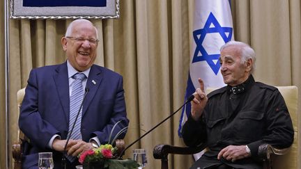 Charles Aznavour (à droite) et le président israélien Reuven Rivlin à Jérusalem le 26 octobre 2017
 (Gali Tibbon / AFP)