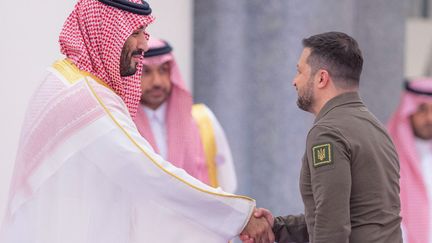 Le prince Mohammed ben Salmane accueille Volodymyr Zelensky à Djeddah (Arabie saoudite), pour assister au sommet de la Ligue arabe, le 19 mai 2023. (AFP PHOTO / HO / SPA)