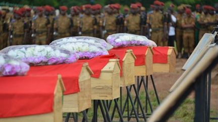 Des soldats rendent hommage à Ouagadougou à leurs frères d'armes tués le 28 août 2018 dans l'est du pays par l'explosion d'une mine artisanale. (Photo AFP/)