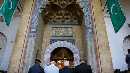 Des musulmans de Bosnie devant une mosquée de Sarajevo lors de la fête de l'Adha. (AFP/ Agence Anadolu Mustafa Ozturk)