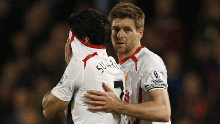 Steven Gerrard console Luis Suarez 