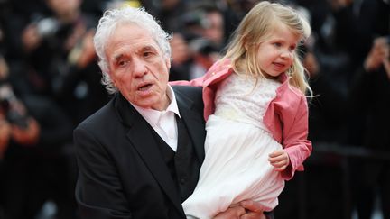 Le cinéaste&nbsp;Abel Ferrara, accompagné de sa fille. Il présente en séance spéciale&nbsp;Tommaso, un film qui revient sur sa jeunesse en Italie. (LOIC VENANCE / AFP)