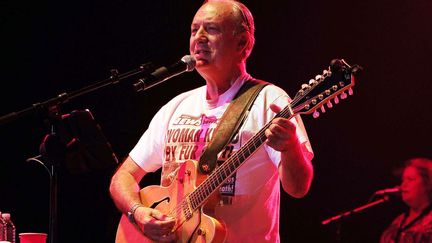 Michael Nesmith des Monkees sur scène à Boca Raton, en Floride, le 27 juillet 2013 (JEFF DALY / AP / SIPA)