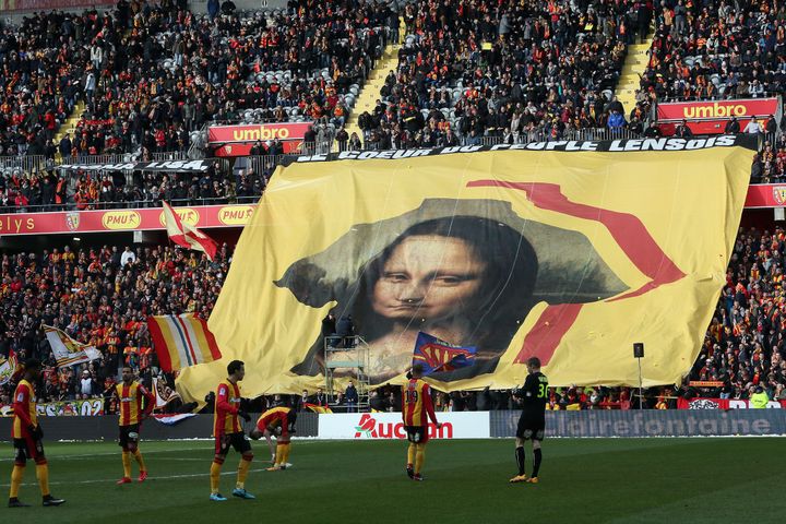 Des supporters du RC Lens réclament le prêt de La Joconde avant la rencontre de Ligue 2 contre Valenciennes, le 10 février 2018 au stade Félix-Bollaert.&nbsp; (MAXPPP)