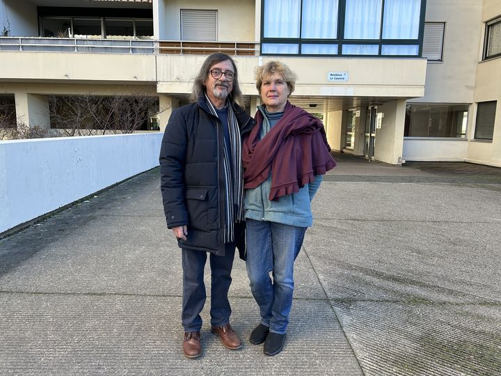 Jean-Luc et Nicole, membres du collectif "Le Tonkin paisible", au pied de leur immeuble, à Villeurbanne, le 25 janvier 2024. (JULIETTE CAMPION / FRANCEINFO)